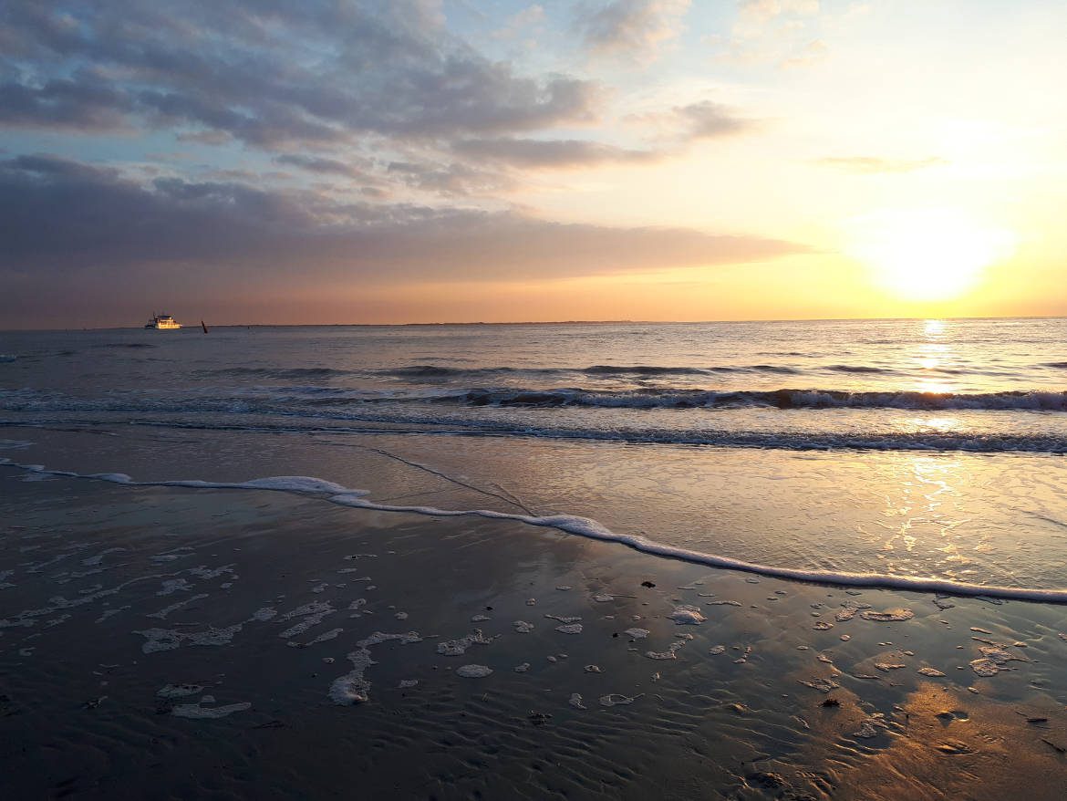 Fähre vor Norderney im Sonnenuntergang Norderney Fähre Frisia Sonnenuntergang
