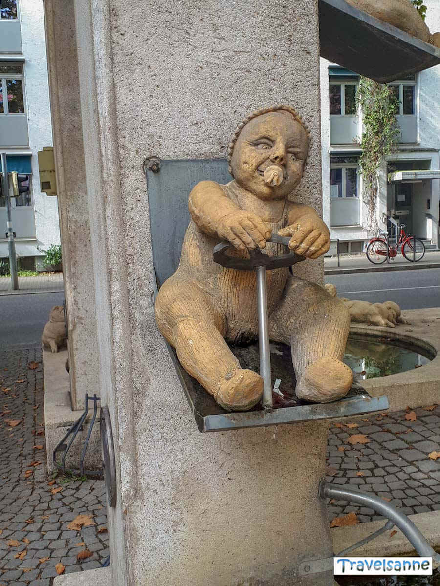Figuren des skurrilen Brunnens von Peter Lenk in Konstanz