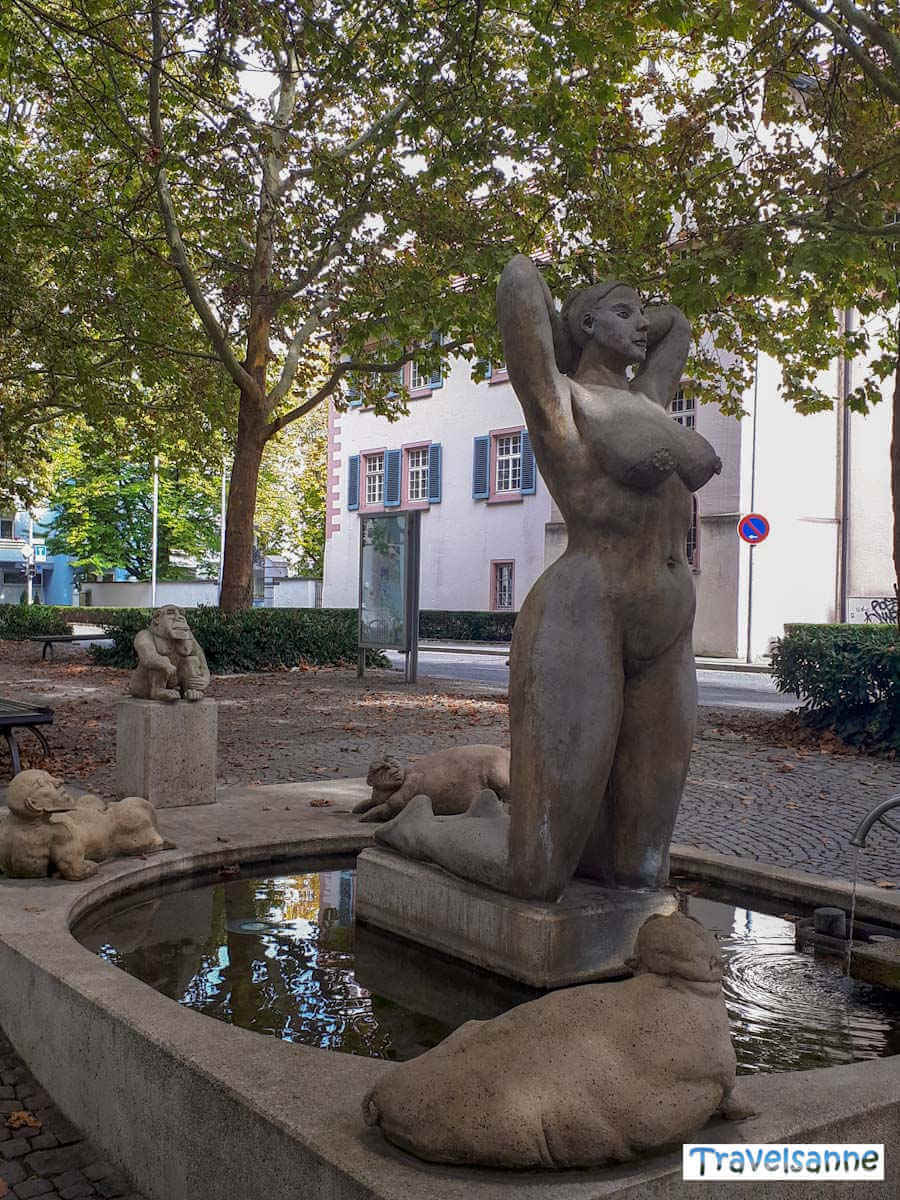 Provokante Figuren des Brunnens von Peter Lenk in Konstanz