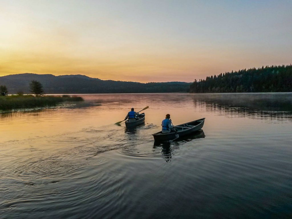 Kanutour im Sonnenaufgang in British Columbia, Kanada