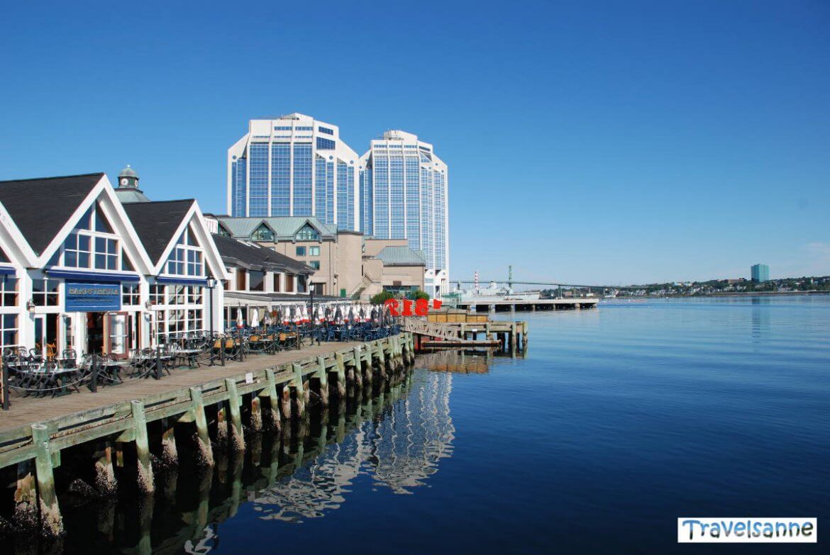 Die Halifax Harbourfront am frühen Morgen