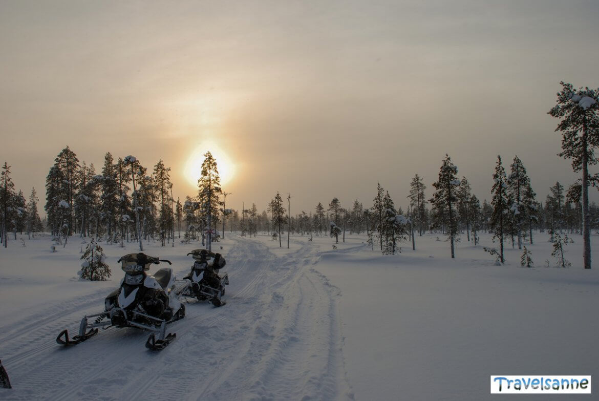 Schneemobil Safari im einzigartigen Licht Schwedisch Lapplands