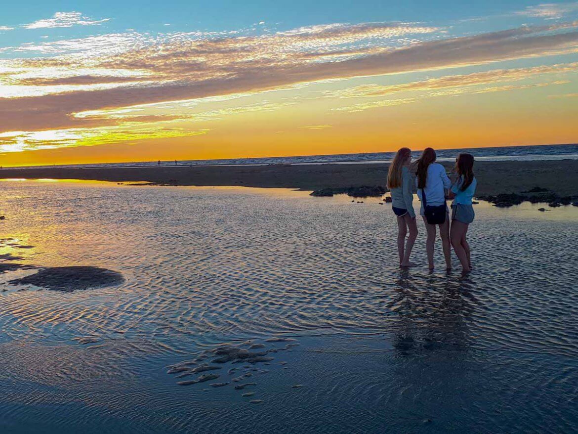 Perfekte Kulisse fürs Fotoshooting der Mädels: der Sonnenuntergang am Strand von Renesse