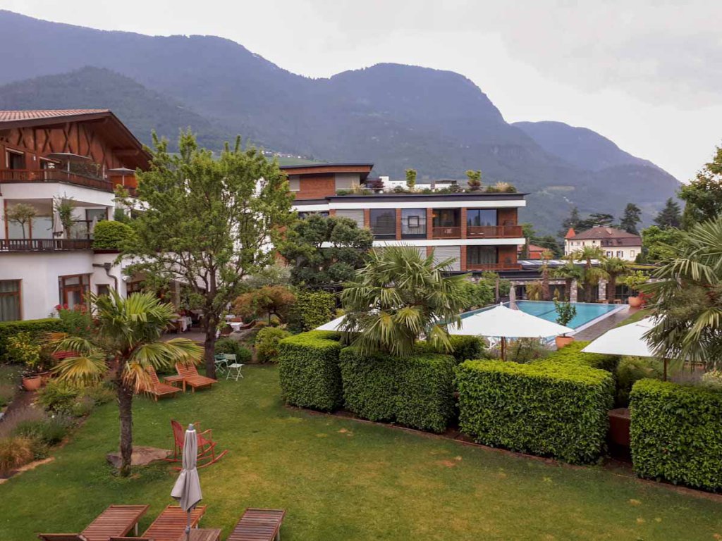 Das Gartenparadies des Vinum Hotels Südtirol im Meraner Villenviertel