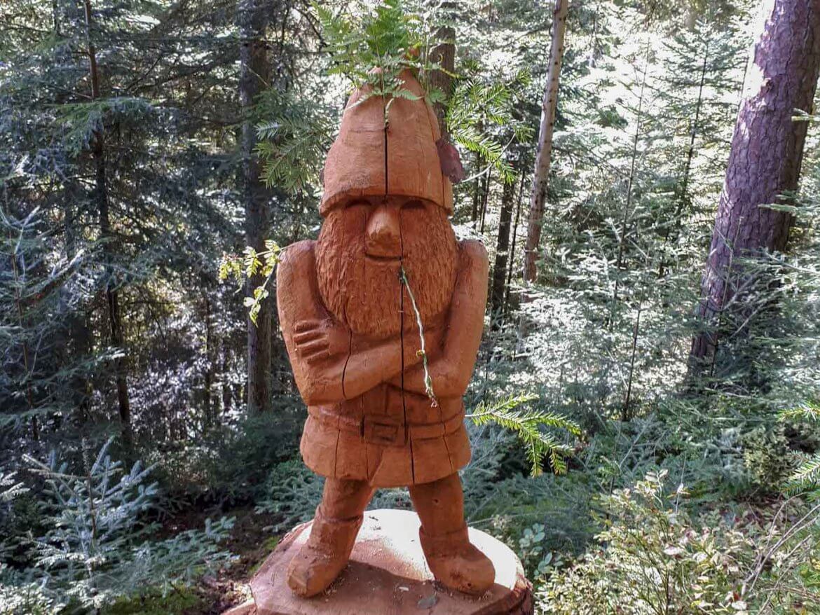 Märchenhafte Weggesellen auf dem Weg durch die Wolfsschlucht