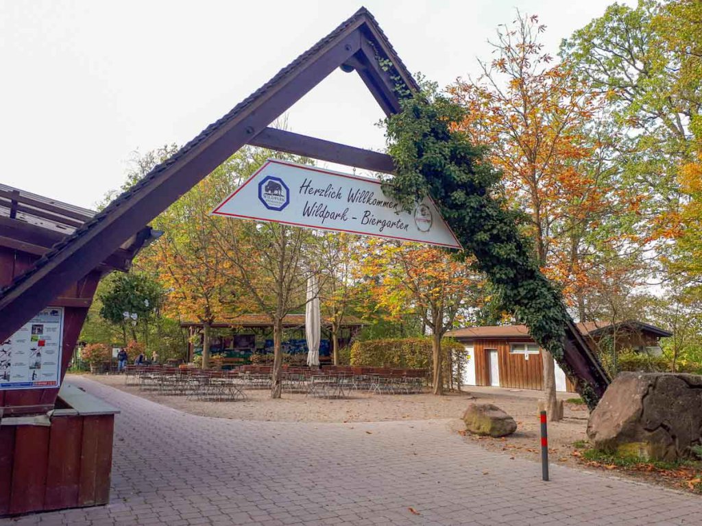 Der Biergarten des Wildparks Pforzheim im Herbst