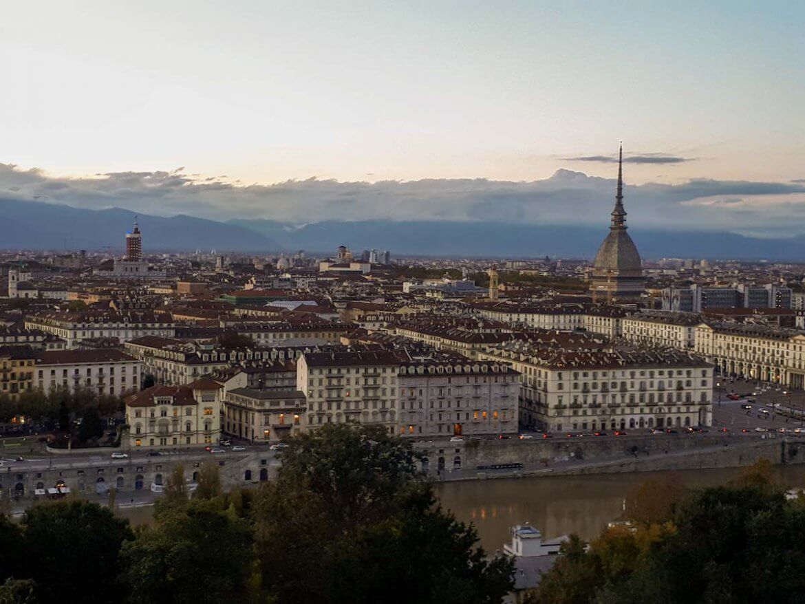 Blick auf Turins Altstadt mit der markanten Kuppel der Mole Antonelliana