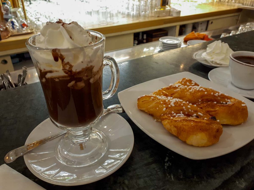 Turin Spezialität: Bicerin und ein süßes Teilchen im Caffè San Carlo
