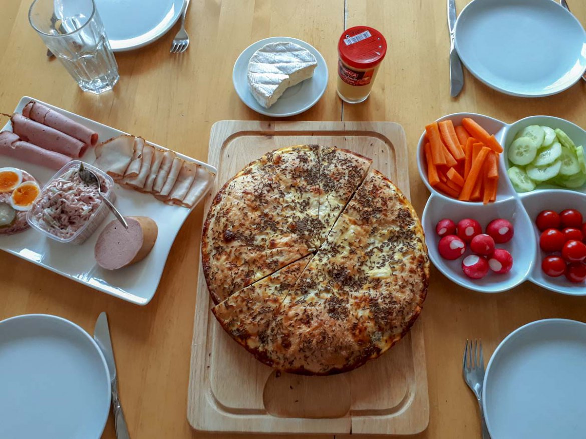 Typisch Schwäbisches Vesper mit Kümmelkuchen Typisch Schwäbisches Vesper mit Kümmelkuchen