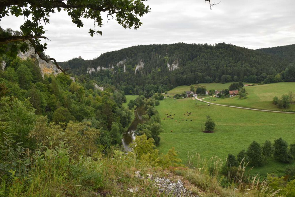 Blick vom Laibfels ins Obere Donautal mit der Ziegelhütte