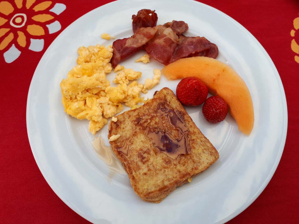 American Breakfast mit Bacon, Eggs & French Toast