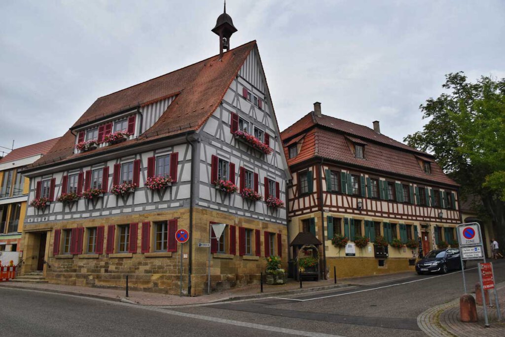 Herausgeputzte Fachwerkhäuser im Derdinger Ortskern, rechts die Weinstube Lutz
