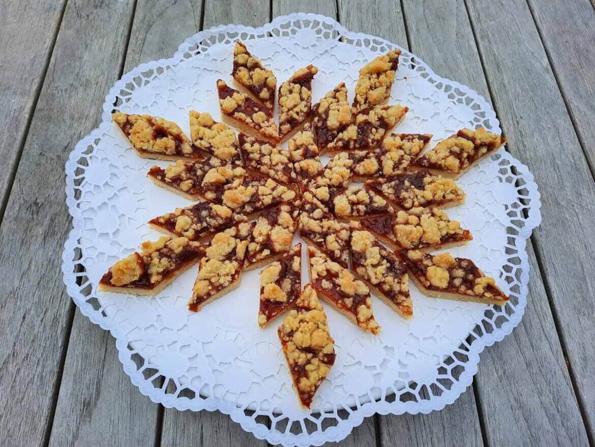 Feines Geschenk aus der Küche: Hagebuttenschnitten mit Zimtstreuseln