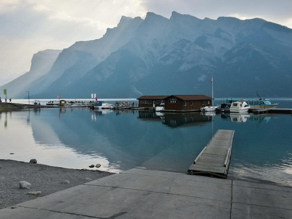 Banff Nationalpark: Lake Minnewanka mir seinem idyllischen Bootshaus