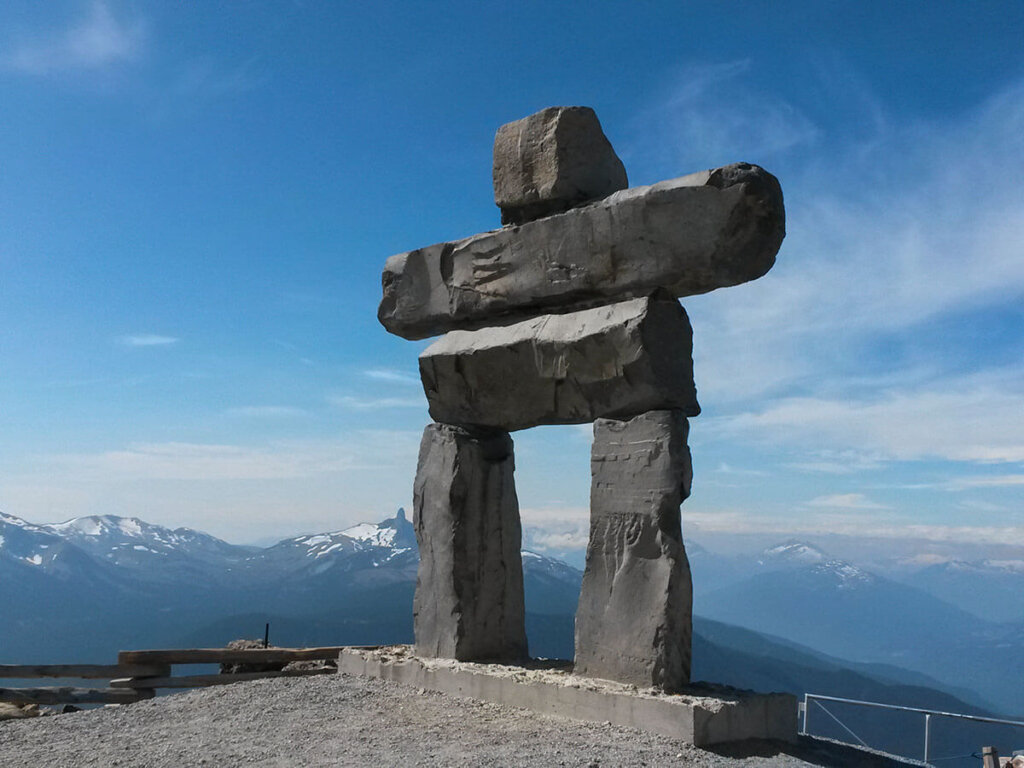 Der riesige Inukshuk auf dem Gipfel des Whistler Mountain in British Columbia