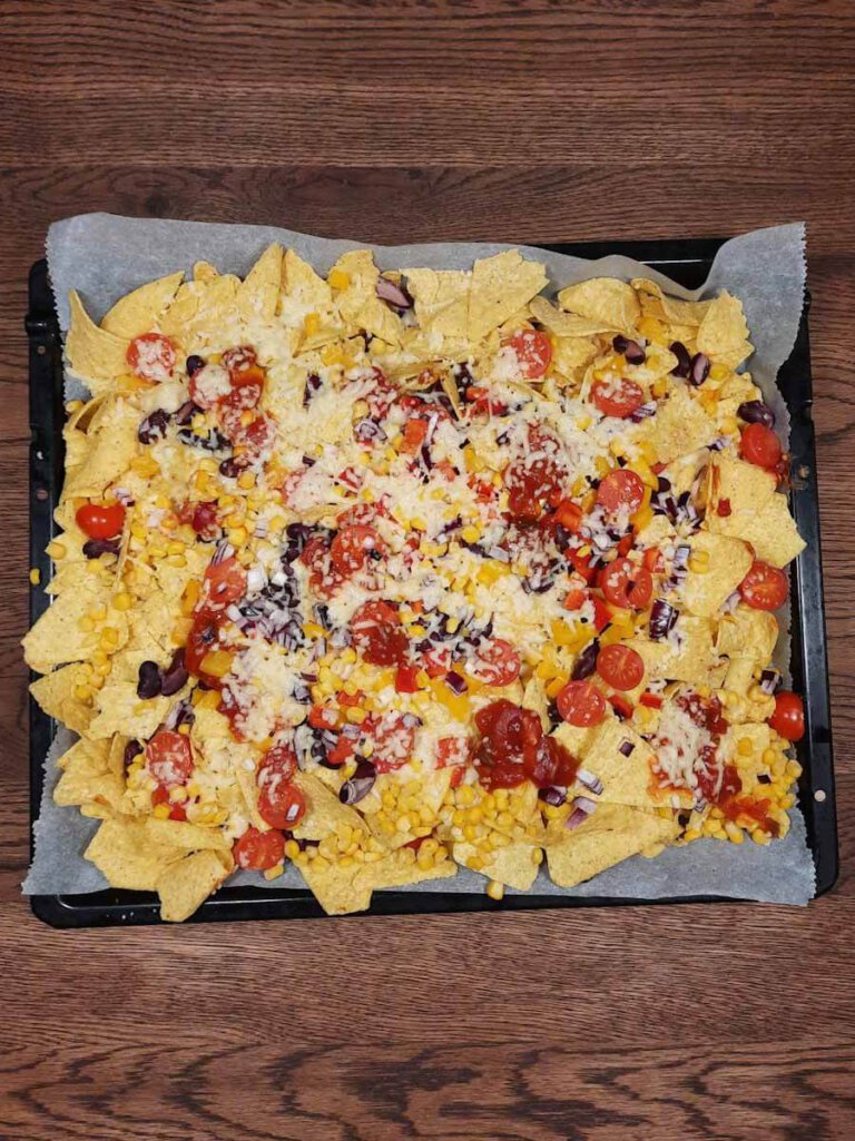 Nachos Rezept: Mit Käse überbackene Nachos selber machen - Familien ...