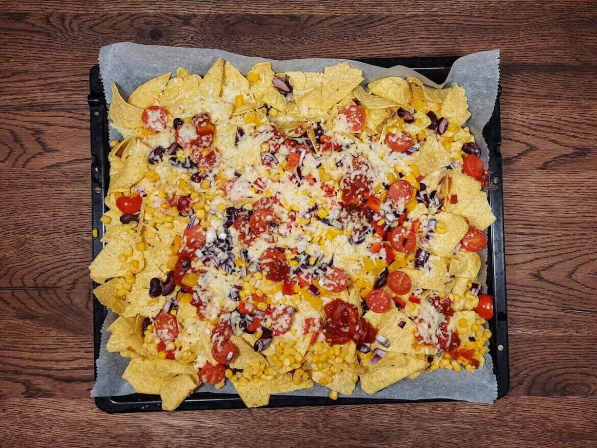 Nachos Rezept: Mit Käse überbackene Nachos selber machen - Familien ...