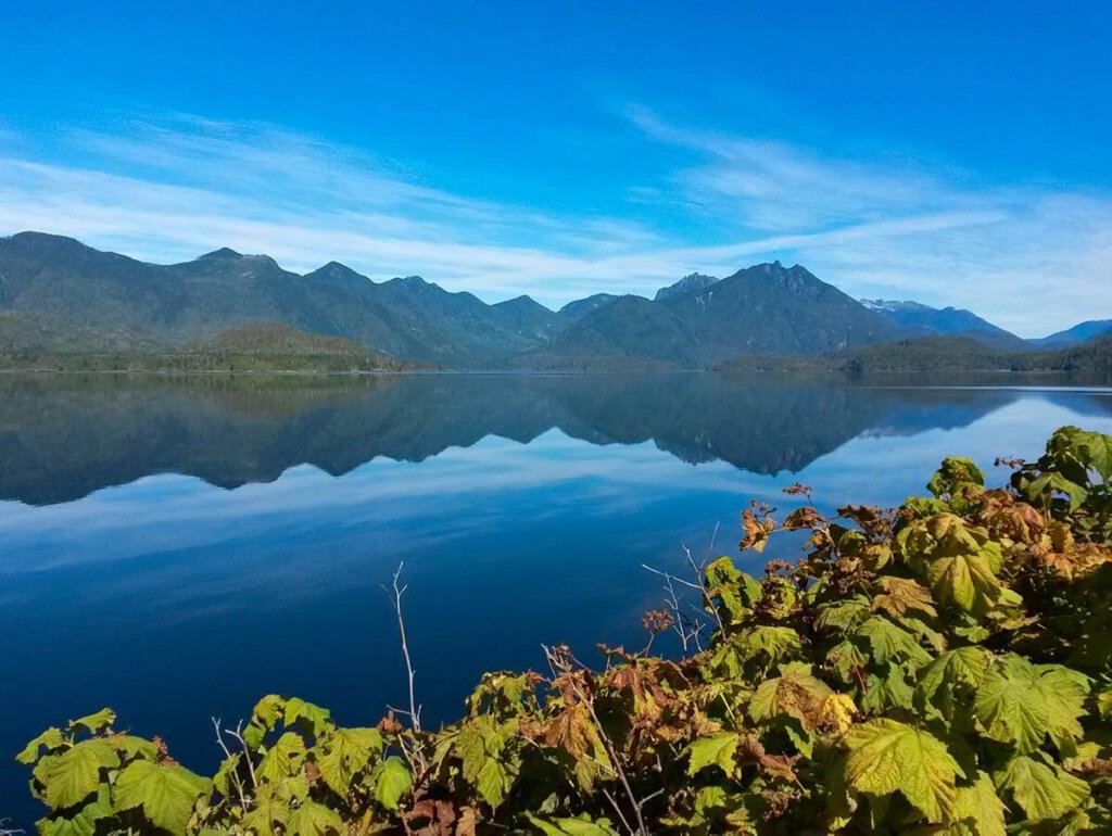 Spiegelung im Kennedy Lake auf unserer Rundreise über Vancouver Island