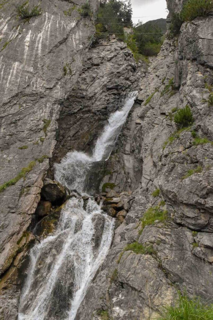 Der Simswasserfall in Holzgau im Tiroler Lechtal