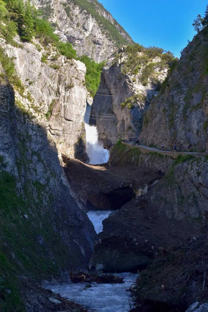 Der in mehreren Kaskaden ins Tal rauschende Simswasserfall im Lechtal in Tirol
