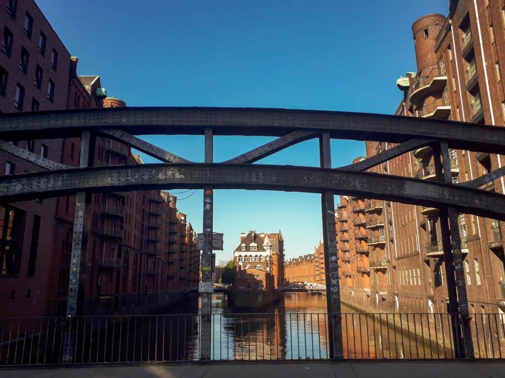 Beliebter Fotospot: Die Poggenmühlenbrücke mit dem Wasserschlösschen