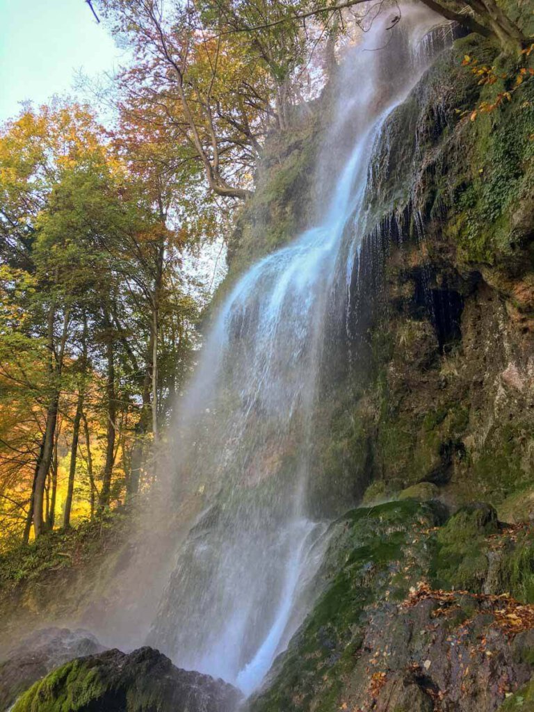 Atemberaubend schön: Der Uracher Wasserfall im Herbstkleid