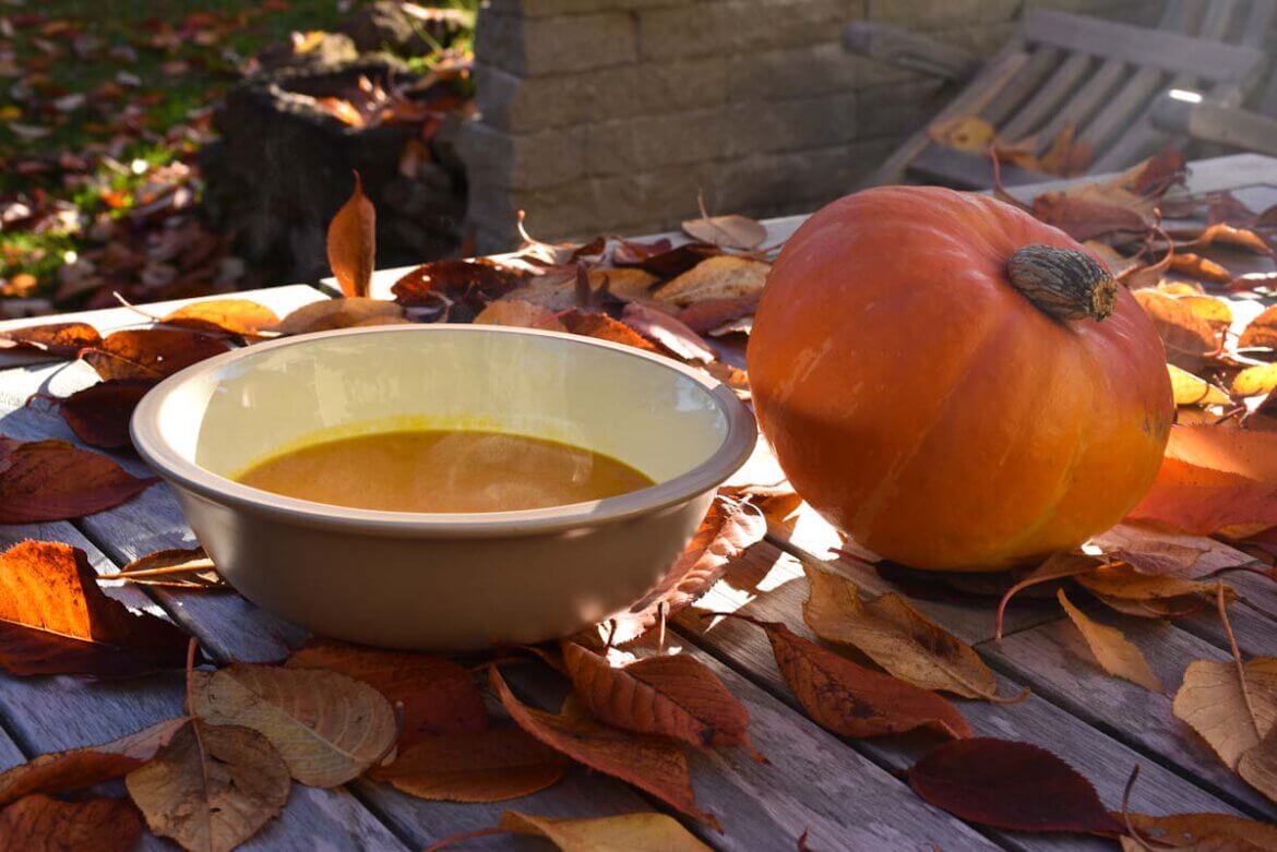 Kürbissuppe mit Kartoffeln, Apfel und Curry für Halloween