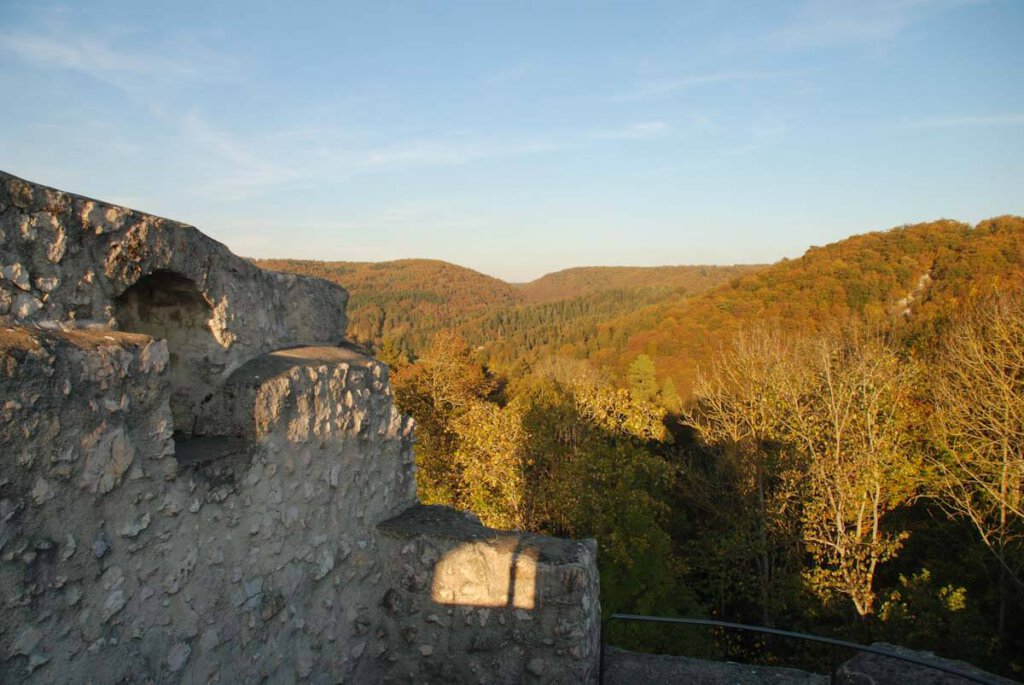 Aussicht von Burg Derneck über die bunten Wälder des Lautertals