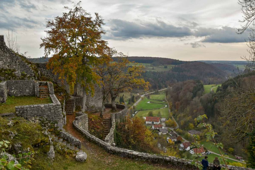 Traumhafte Herbstkulisse: Burg Hohengundelfingen hoch über dem Großen Lautertal