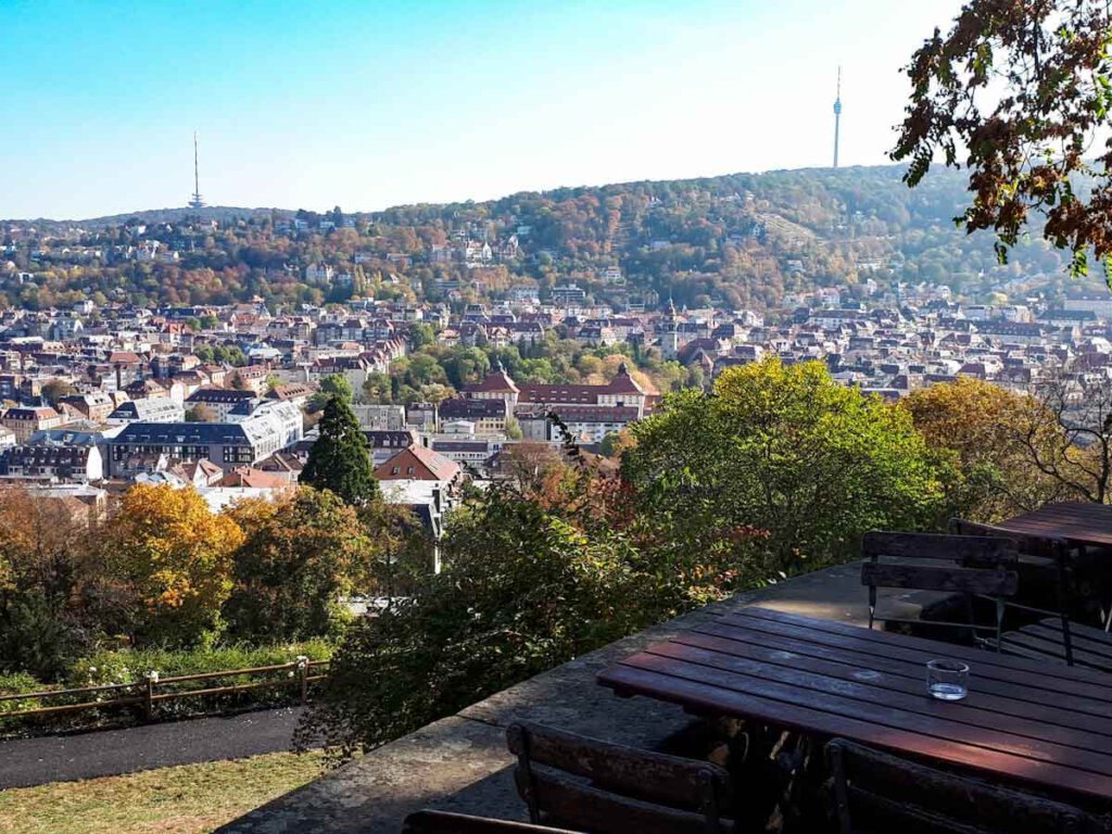Aussicht vom Biergarten der Karlshöhe über das herbstliche Stuttgart