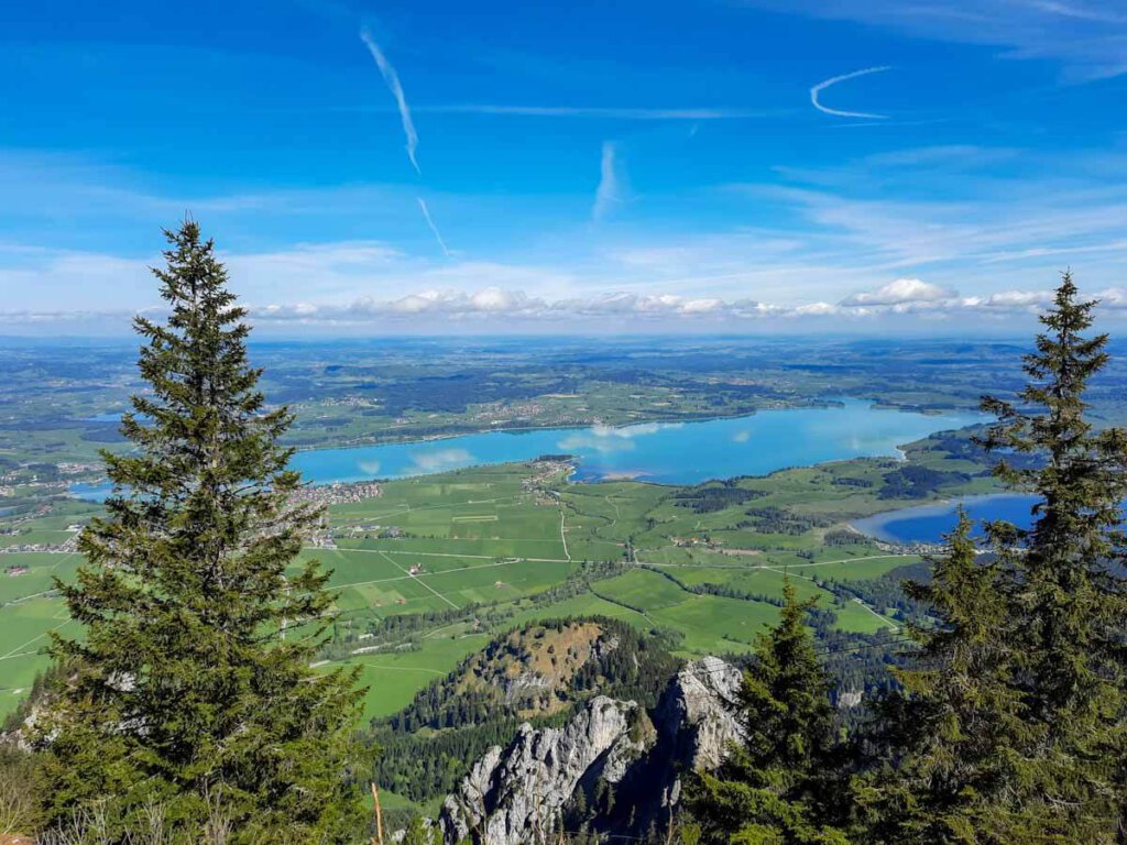 Traumhafte Aussicht vom Tegelberg auf das Schwangau mit seinen Seen