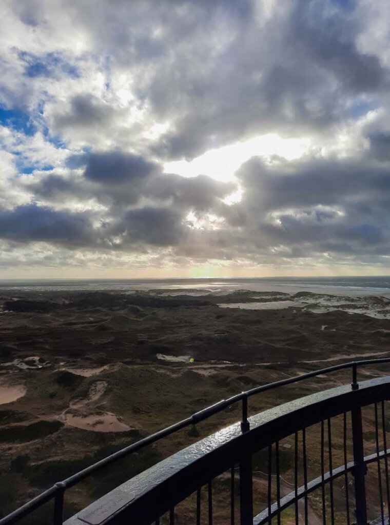 Ausblick über Dünen und Meer vom windumtosten Leuchtturm Amrum