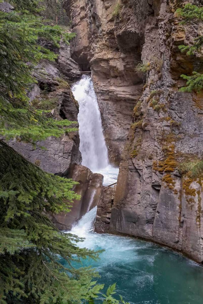 Wasserfall im Johnston Canyon im Banff Nationalpark in Kanadas Westen