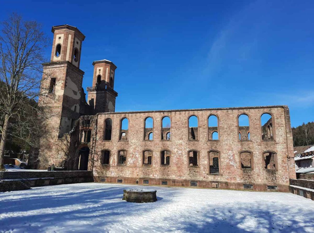 Die imposante Klosterruine Frauenalb an einem sonnigen Wintermorgen