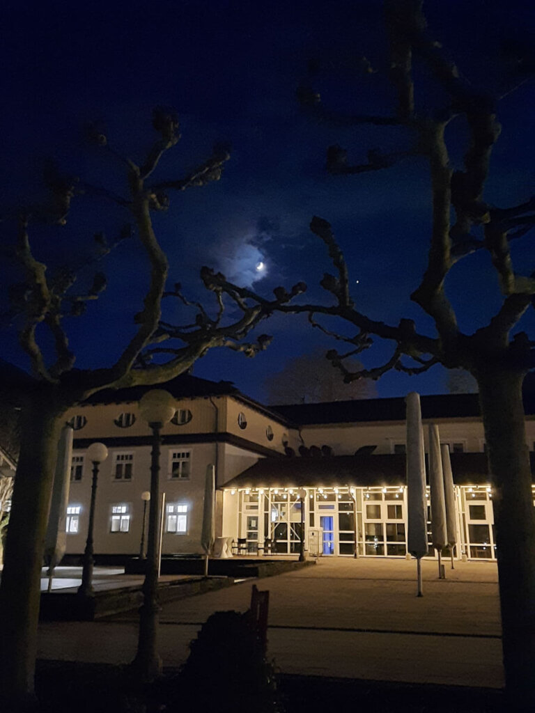 Zauberhaft: Das Bad Herrenalber Kurhaus im Mondlicht