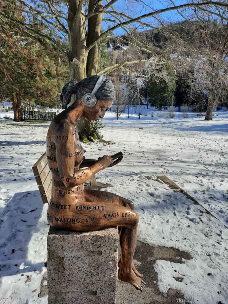 Bronze-Skulptur "Online-Lady" im Kurpark Bad Herrenalb