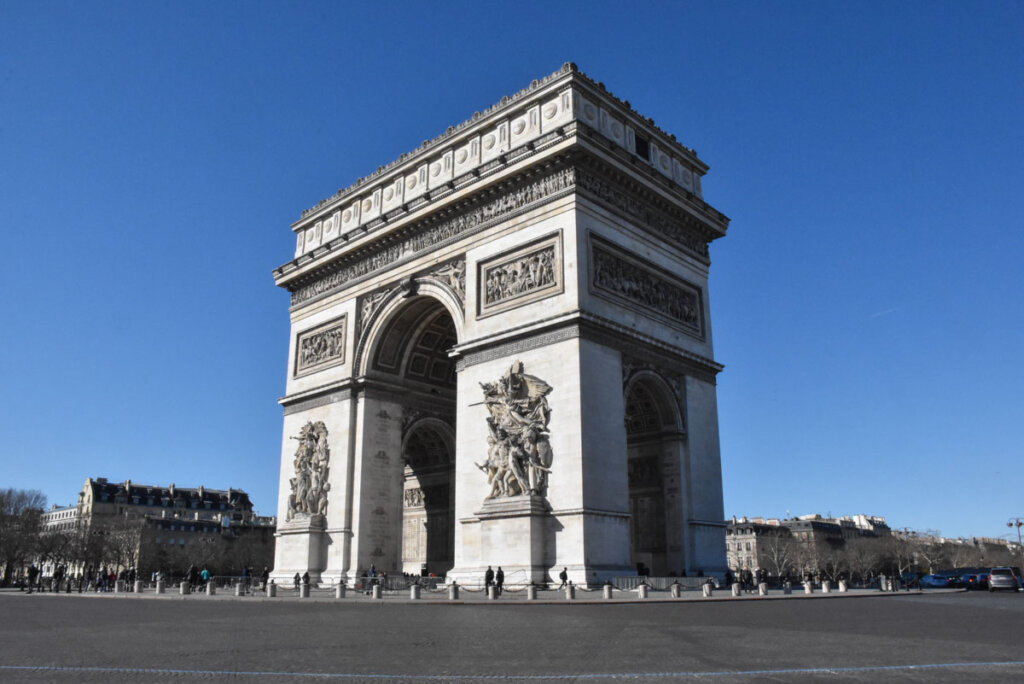 Der Arc de Triomphe, Wahrzeichen und eine der beliebtesten Sehenswürdigkeiten von Paris