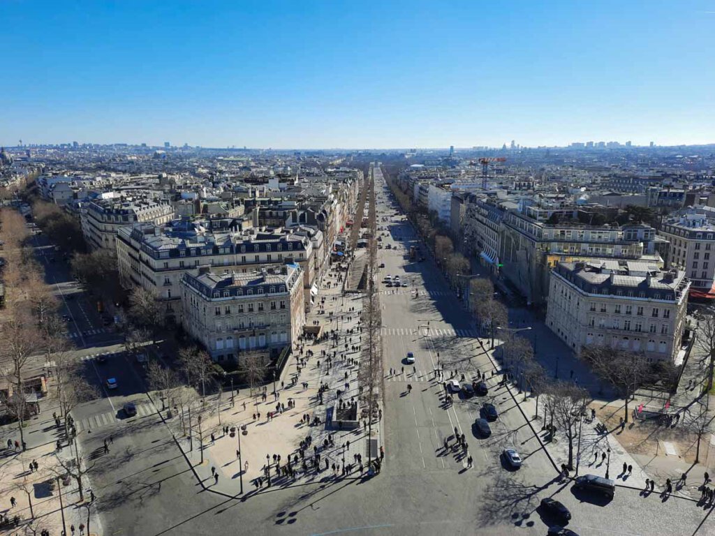 Blick vom Arc de Triomphe auf die berühmte Avenue des Champs-Elysées