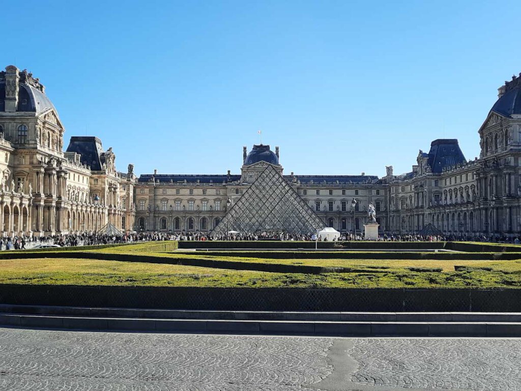 Paris Sehenswürdigkeit für Einsteiger: Der weltbekannte Louvre mit der gläsernen Pyramide