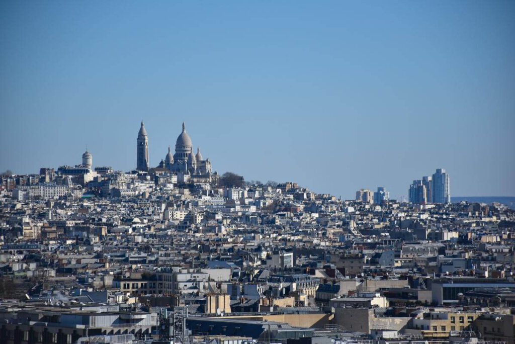 Sacré Coeur thront auf dem Montmartre hoch über der Stadt