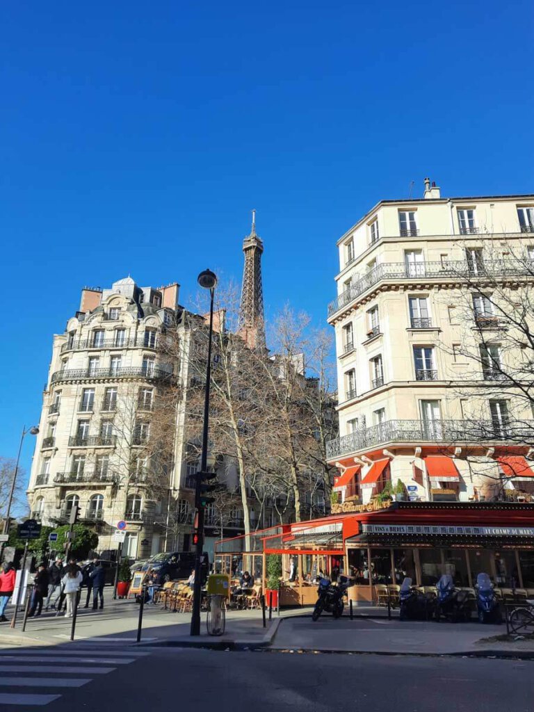 Der Eiffelturm ist beim Paris-Sightseeing immer wieder präsent