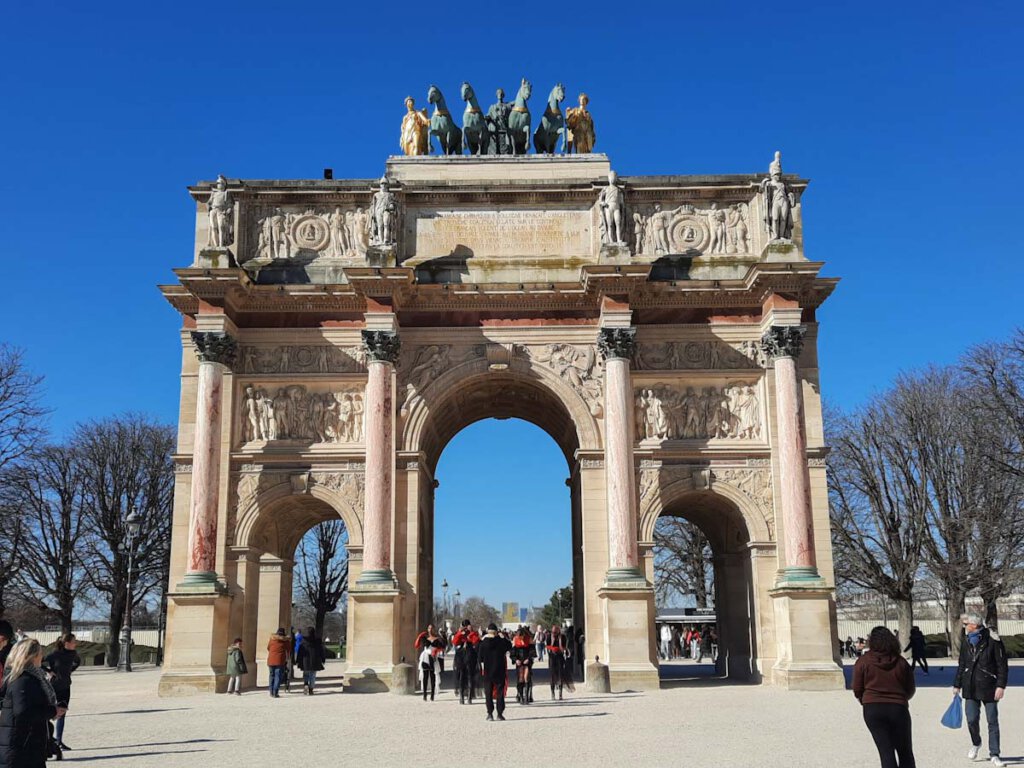 Der Arc de Triomphe du Carrousel am Eingang zum Tuileriengarten