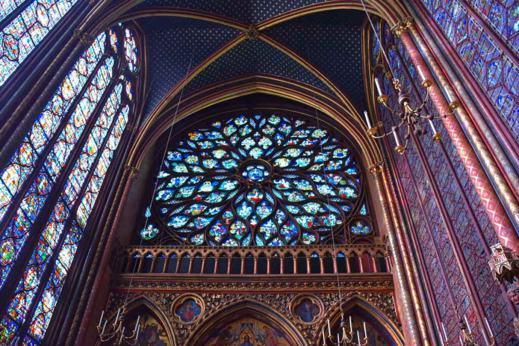 Die opulenten Buntglasfenster der Sainte-Chapelle Paris