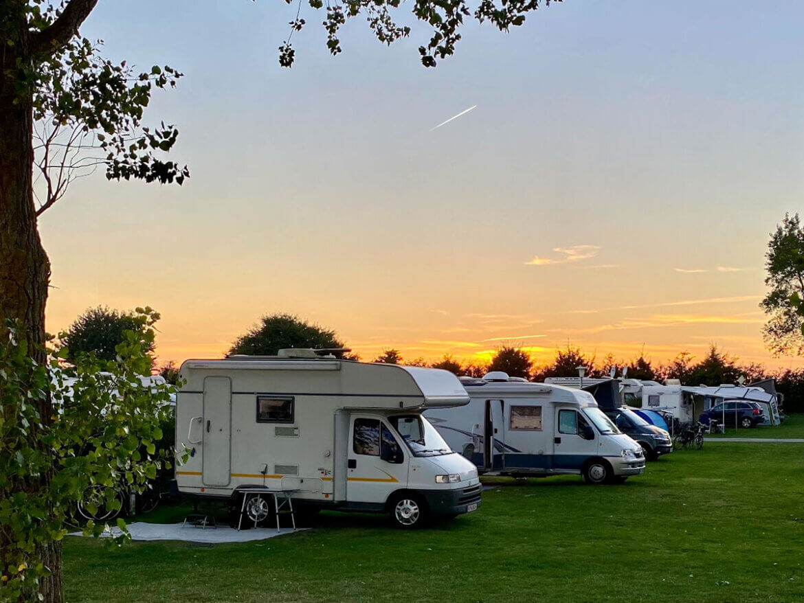 Wohnmobil-Urlaub-Einsteigertipps-Titel Die besten Camping Tipps von Insidern für den ersten Wohnmobil Urlaub