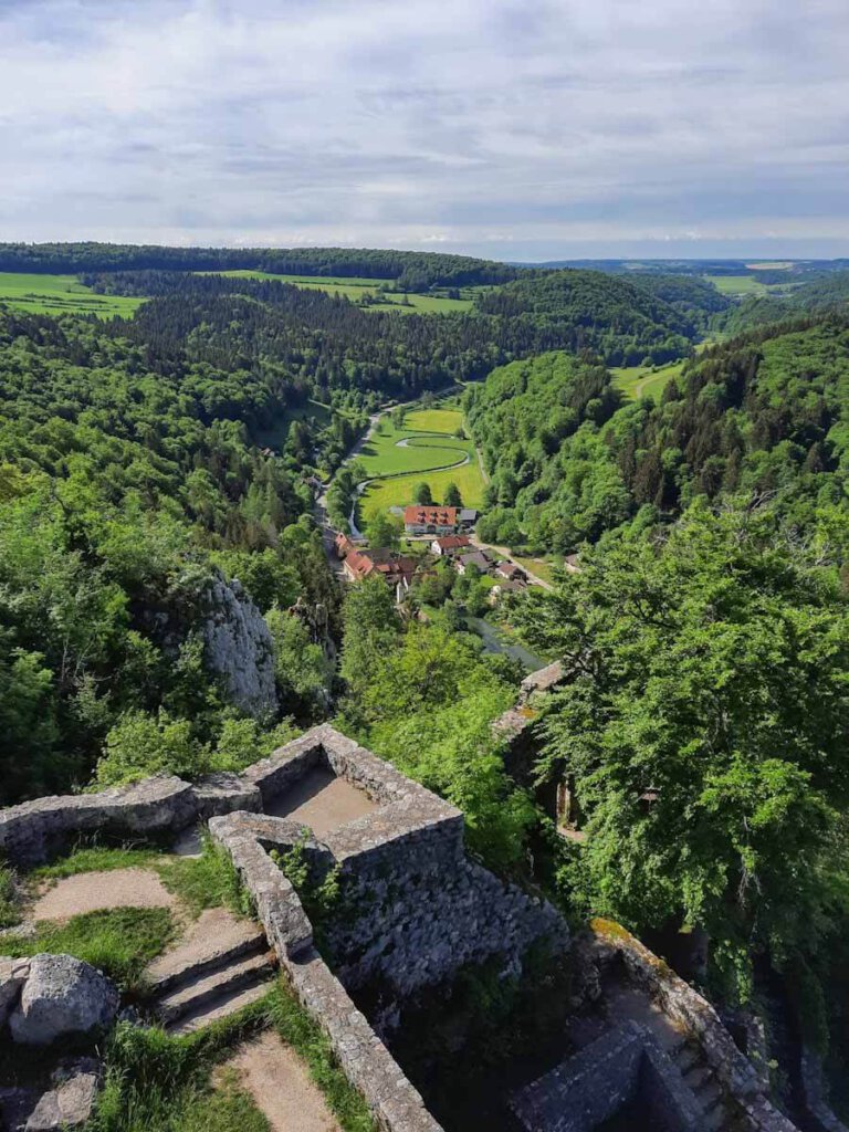 Traumblick von Burg Hohengundelfingen über das Lautertal