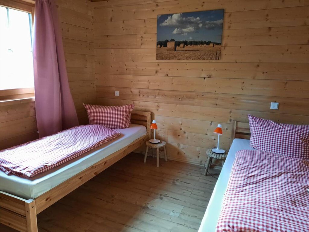 Unser heimeliges Schlafzimmer im Chalet des Carolinger Hüttendorfs in Weyer
