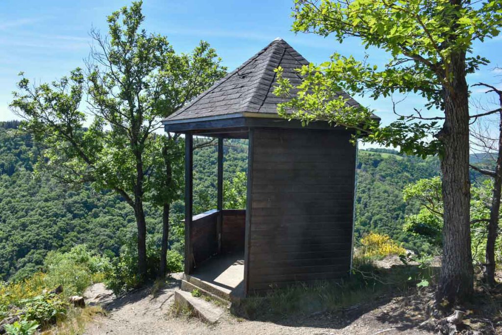 Aussichtspunkt auf dem Lahnwanderweg Etappe 17: Die Schutzhütte auf der Wolfslei