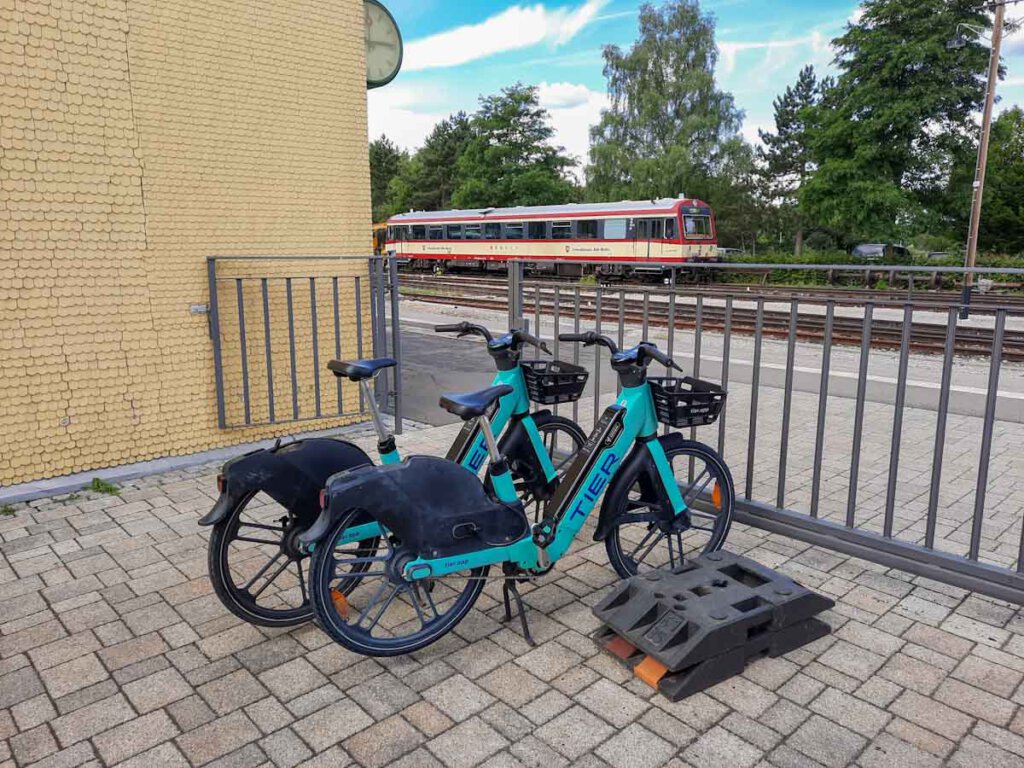 Unsere LandMibil Leihbikes am Münsinger Bahnhof von TIER Bikesharing