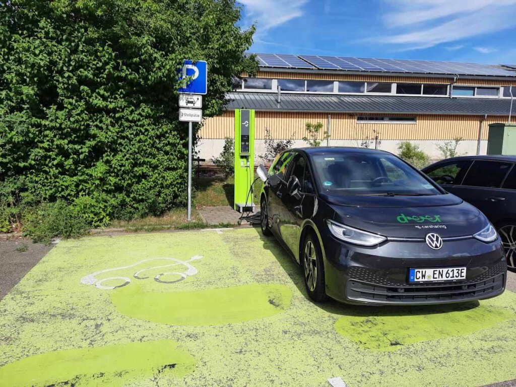 Unser E-Mobil von deer e-carsharing ist angedockt an der neuen LandMobil Ladesäule in Münsingen