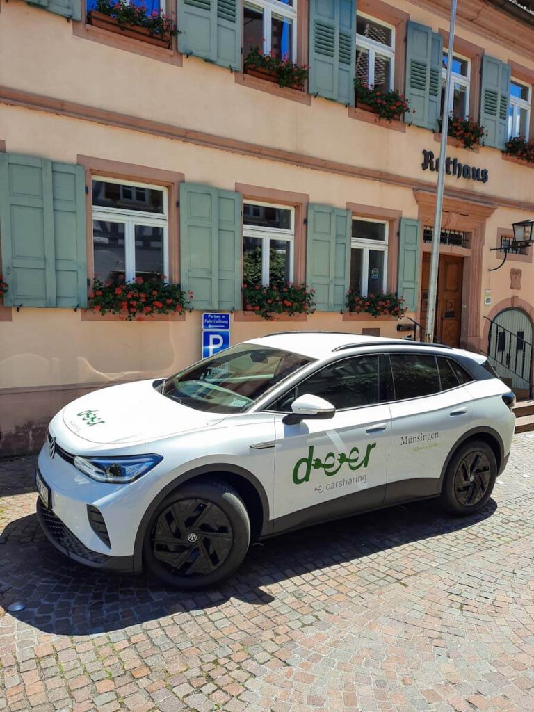 LandMobil: Das Münsinger E-Auto von deer carsharing wird in Tiefenbronn im Schwarzwald abgegeben